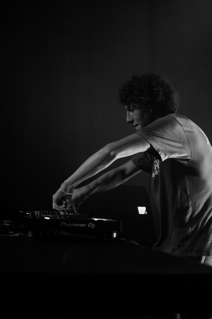Photo de DJ en noir et blanc